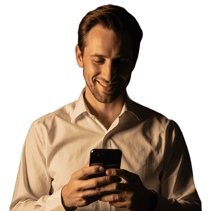 Homem segurando celular