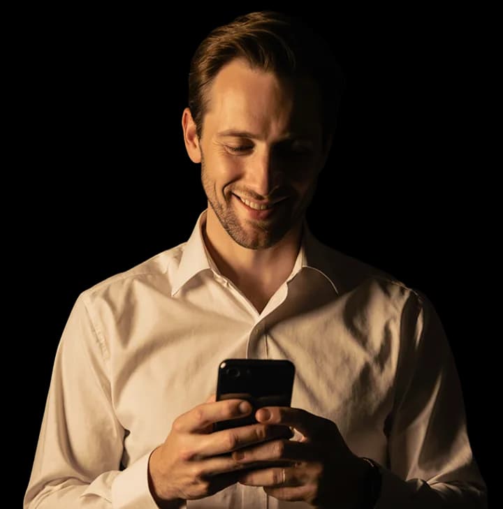 Homem segurando celular